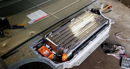 特斯拉為啥賣(mài)那么貴?拆開(kāi)內(nèi)部電池組,車(chē)主:都是“五號(hào)電池”?